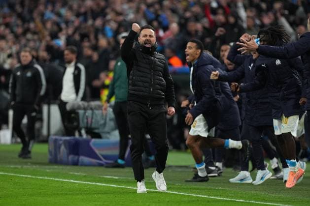 Marseille coach Roberto De Zerbi celebrates at the final whistle Marseille v Newcastle United, UEFA Champions League, Group Stage, Football, Orange Velodrome, Marseille, France- 25 Nov 2025Marseille Orange Vélodrome France EDITORIAL USE ONLY No use with unauthorised audio, video, data, fixture lists, club league logos or live services. Online in-match use limited to 120 images, no video emulation. No use in betting, games or single club league player publications.  Copyright: xDavexWinter Shutterstockx 15918266dp