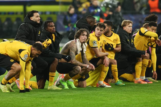 Dortmund, Signal Iduna Park, 26 11 25, GER, UEFA Champions League, Season 2025 2026, Borussia Dortmund FC Villarreal , the team celebrates the victory with the fans DFB DFL REGULATIONS PROHIBIT ANY USE OF PHOTOGRAPHS AS IMAGE SEQUENCES AND OR QUASI VIDEO Copyright: JoachimxBywaletz xJB-Sportfoto