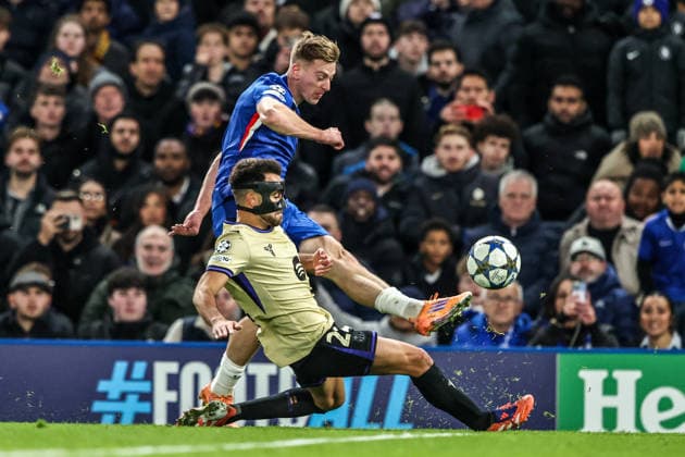 UEFA Champions League Matchday 5 of 8 Chelsea v Barcelona Liam Delap of Chelsea crosses the ball into the box during the UEFA Champions League Matchday 5 of 8 Chelsea v Barcelona at Stamford Bridge, London, United Kingdom, 25th November 2025 (Photo by Alfie Cosgrove News Images) London Stamford Bridge Greater London United Kingdom Copyright: xAlfiexCosgrove NewsxImagesx