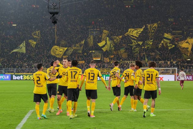25 11 2025, Football, Season 2025 2026, UEFA Champions League, Matchday 5, Borussia Dortmund, FC Villareal, The BVB players celebrate the 4-0 goal by Daniel Svensson Borussia Dortmund , Dortmund Signal Iduna Park NRW Germany xRHR PHOTO DEx Copyright: DennisxEwert RHR-FOTOx RHR-FOTO DE