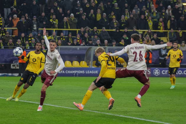 25 11 2025, xgrfx, Football UEFA Champions League, Borussia Dortmund Villareal CF v l Tor, Daniel Svensson Borussia Dortmund DFL DFB REGULATIONS PROHIBIT ANY USE OF PHOTOGRAPHS as IMAGE SEQUENCES and or QUASI VIDEO Dortmund