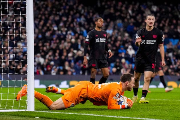 MANCHESTER, ENGLAND - NOVEMBER 25: Bayer 04 Leverkusen goalkeeper Mark Flekken makes a save during the UEFA Champions League 2025 26 League Phase MD5 match between Manchester City and Bayer 04 Leverkusen at City of Manchester Stadium on November 25, 2025 in Manchester, England. (Photo by Rene Nijhuis) SPO  Copyright: xRenexNijhuis