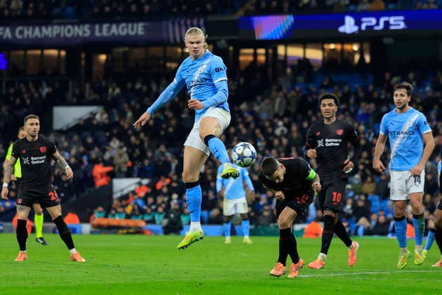 Manchester City v Bayer Leverkusen Champions League 25 11 2025. Erling Haaland (9) of Manchester City tries to flick the ball goalwards during the Champions League match between Manchester City and Bayer Leverkusen at the Etihad Stadium, Manchester, England on 25 November 2025. Manchester Etihad Stadium Manchester England Editorial use only , Copyright: xConorxMolloyx PSI-23265-0091