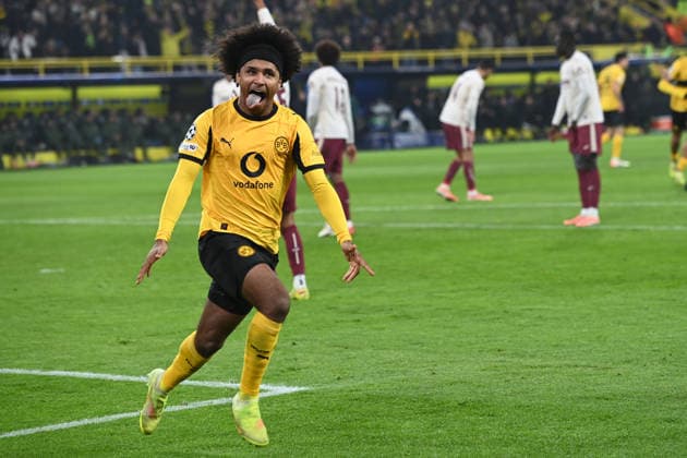 Karim David ADEYEMI DO cheers after his goal for 3 0, jubilation, jubeln, Freude, cheers, Fußball UEFA Champions League Gruppenphase 5 Spieltag, matchday5, Borussia Dortmund DO FC Villarreal 4 0 am 25 11 2025 in Dortmund Deutschland UEFA regulations prohibit any use of photographs as image sequences and or quasi video Â
