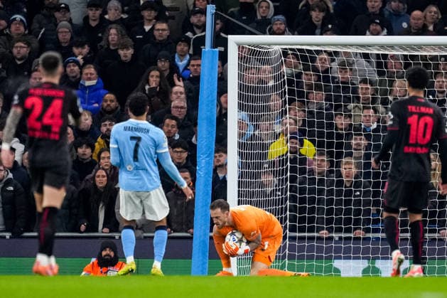 MANCHESTER, ENGLAND - NOVEMBER 25: Bayer 04 Leverkusen goalkeeper Mark Flekken makes a save during the UEFA Champions League 2025 26 League Phase MD5 match between Manchester City and Bayer 04 Leverkusen at City of Manchester Stadium on November 25, 2025 in Manchester, England. (Photo by Rene Nijhuis) SPO  Copyright: xRenexNijhuis