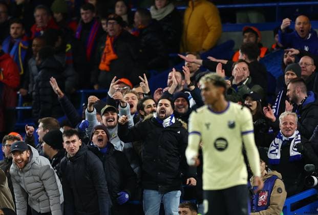 Chelsea fans gesture as shout at Lamine Yamal of Barcelona Chelsea v Barcelona, UEFA Champions League , Football, Stamford Bridge, London, UK - 25 Nov 2025London Stamford Bridge United Kingdom EDITORIAL USE ONLY No use with unauthorised audio, video, data, fixture lists, club league logos or live services. Online in-match use limited to 120 images, no video emulation. No use in betting, games or single club league player publications. Copyright: xShutterstockx 15918405cn