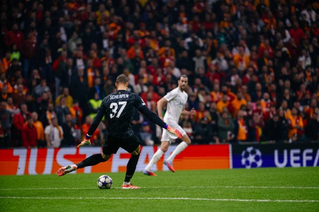 Galatasaray vs Union Saint-Gilloise UEFA Champions League 2025-26 MD5 Kjell Scherpen of Royale Union Saint-Gilloise kicks the ball during the match. Galatasaray SK and Union Saint-Gilloise faced each other at UEFA Champions League 2025 26 League Phase MD5. The match took place in Ali Sami Yen Rams Park Stadium on November 25, 2025. Istanbul Istanbul Turkey Copyright: xBurakxBasturkx