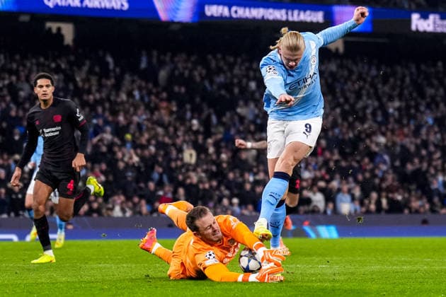 MANCHESTER, ENGLAND - NOVEMBER 25: Bayer 04 Leverkusen goalkeeper Mark Flekken denies the scoring attempt of Erling Haaland of Manchester City during the UEFA Champions League 2025 26 League Phase MD5 match between Manchester City and Bayer 04 Leverkusen at City of Manchester Stadium on November 25, 2025 in Manchester, England. (Photo by Rene Nijhuis) SPO  Copyright: xRenexNijhuis