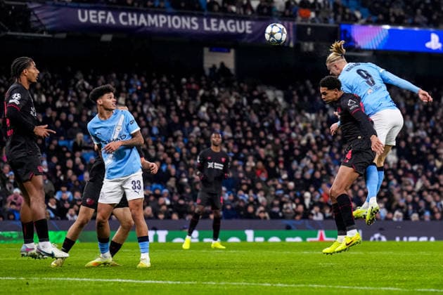 MANCHESTER, ENGLAND - NOVEMBER 25: Jarell Quansah of Bayer 04 Leverkusen and Erling Haaland of Manchester City compete for the headed ball during the UEFA Champions League 2025 26 League Phase MD5 match between Manchester City and Bayer 04 Leverkusen at City of Manchester Stadium on November 25, 2025 in Manchester, England. (Photo by Rene Nijhuis) SPO  Copyright: xRenexNijhuis