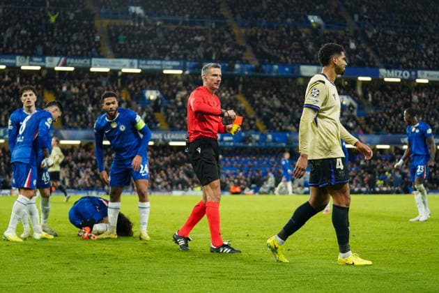 Chelsea v Barcelona, UEFA Champions League Ronald Araujo of Barcelona being shown a red card during the Chelsea v FC Barcelona, Barca UEFA Champions League match at Stamford Bridge, London, England on 25 November 2025 Credit: Dylan Hepworth Every Second Media Editorial use only. All images are copyright Every Second Media Limited. No images may be reproduced without prior permission. Copyright: xIMAGO EveryxSecondxMediax ESM-1677-0099 DylanxHepworthx xEveryxSecondxMediax