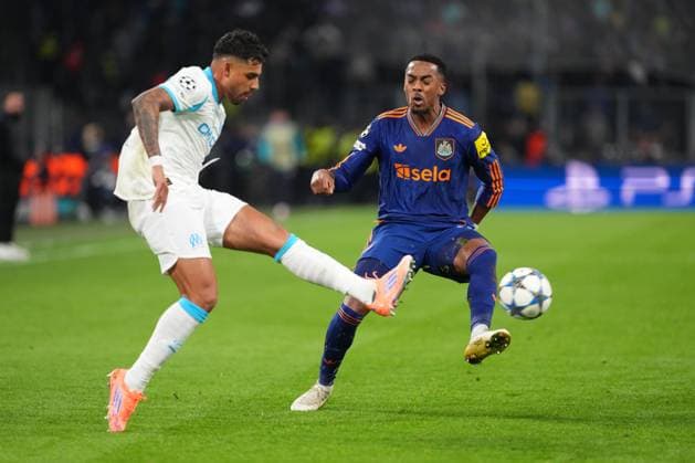 Emerson of Marseille and Joe Willock of Newcastle Marseille v Newcastle United, UEFA Champions League, Group Stage, Football, Orange Velodrome, Marseille, France- 25 Nov 2025Marseille Orange Vélodrome France EDITORIAL USE ONLY No use with unauthorised audio, video, data, fixture lists, club league logos or live services. Online in-match use limited to 120 images, no video emulation. No use in betting, games or single club league player publications.  Copyright: xDavexWinter Shutterstockx 15918266hq