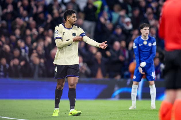 Ronald Araujo of FC Barcelona, Barca takes off his captains armband after getting booked for a second time after fouling Marc Cucurella of Chelsea during the UEFA Champions League match between Chelsea and FC Barcelona at Stamford Bridge in London, England Copyright: xAlexanderxCanillas SPPx Sportspressphoto_SPR65925
