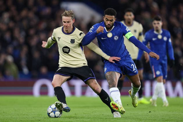 Frenkie de Jong of FC Barcelona, Barca receives pressure from Reece James of Chelsea during the UEFA Champions League match between Chelsea and FC Barcelona at Stamford Bridge in London, England Copyright: xAlexanderxCanillas SPPx Sportspressphoto_SPR65939