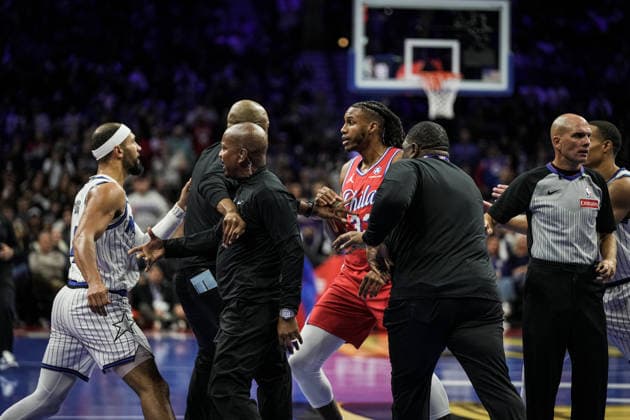 Philadelphia 76ers v Orlando Magic PHILADELPHIA, UNITED STATES - NOVEMBER 25: Jabari Walker (33) of the Philadelphia 76ers gets into an altercation with Jalen Suggs (4) of the Orlando Magic during the 2025-26 Emirates NBA, Basketball Herren, USA Cup game between the Orlando Magic and Philadelphia 76ers at Xfinity Mobile Arena on November 25, 2025 in Philadelphia, United States. Wolfgang Schwan Anadolu Philadelphia United States. Editorial use only. Please get in touch for any other usage.  Copyright: x2025xAnadoluxWolfgangxSchwanx