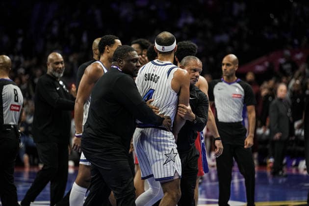 Philadelphia 76ers v Orlando Magic PHILADELPHIA, UNITED STATES - NOVEMBER 25: Jabari Walker (33) of the Philadelphia 76ers gets into an altercation with Jalen Suggs (4) of the Orlando Magic during the 2025-26 Emirates NBA, Basketball Herren, USA Cup game between the Orlando Magic and Philadelphia 76ers at Xfinity Mobile Arena on November 25, 2025 in Philadelphia, United States. Wolfgang Schwan Anadolu Philadelphia United States. Editorial use only. Please get in touch for any other usage.  Copyright: x2025xAnadoluxWolfgangxSchwanx