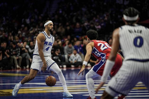 Philadelphia 76ers v Orlando Magic PHILADELPHIA, UNITED STATES - NOVEMBER 25: Jalen Suggs (4) of Orlando Magic in action during the 2025-26 Emirates NBA, Basketball Herren, USA Cup game between the Orlando Magic and Philadelphia 76ers at Xfinity Mobile Arena on November 25, 2025 in Philadelphia, United States. Wolfgang Schwan Anadolu Philadelphia United States. Editorial use only. Please get in touch for any other usage.  Copyright: x2025xAnadoluxWolfgangxSchwanx
