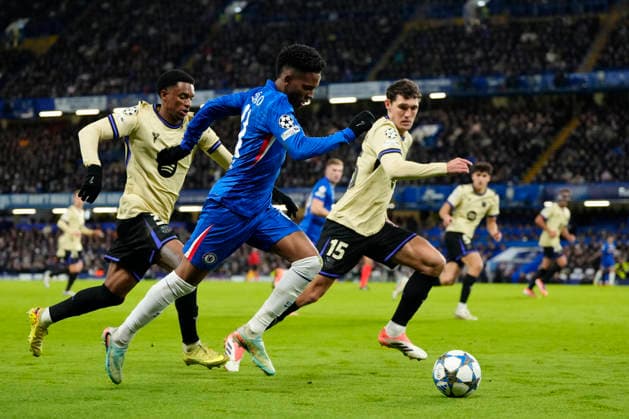 Chelsea FC v FC Barcelona, Barca - UEFA Champions League 2025 26 League Phase MD5 Estevao Willian right winger of Chelsea and Brazil and Andreas Christensen centre-back of Barcelona and Denmark compete for the ball during the UEFA Champions League 2025 26 League Phase MD5 match between Chelsea FC and FC Barcelona at Stamford Bridge on November 25, 2025 in London, England. London England United Kingdom  Copyright: xJosexBretonx originalFilename:bretonhernandez-chelseaf251125_npoqs.jpg