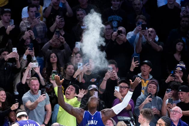 November 25, 2025, Los Angeles, California, USA: Los Angeles LakersÃ¢â‚¬â ¢ LeBron James (23) tosses powder before an NBA, Basketball Herren, USA basketball game against the Los Angeles Clippers, in Los Angeles Tuesday, Nov. 25, 2025. Los Angeles USA - ZUMAc68_ 20251125_zaf_c68_001 Copyright: xRingoxChiux