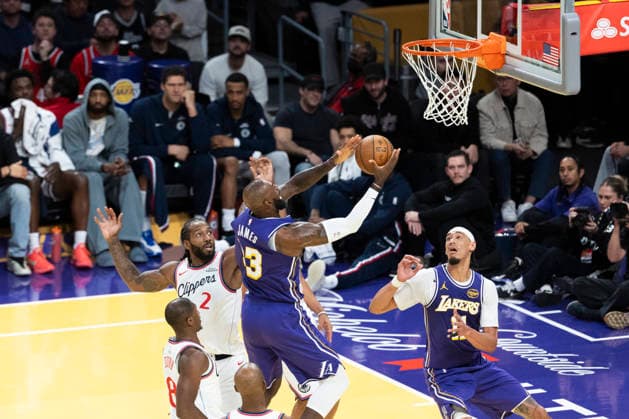 November 25, 2025, Los Angeles, California, USA: Los Angeles LakersÃ¢â‚¬â ¢ LeBron James (23) goes past Los Angeles Clippers Kawhi Leonard (2) to the basket during an NBA, Basketball Herren, USA basketball game, in Los Angeles Tuesday, Nov. 25, 2025. Los Angeles USA - ZUMAc68_ 20251125_zaf_c68_002 Copyright: xRingoxChiux