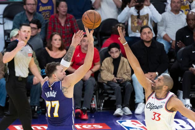 November 25, 2025, Los Angeles, California, USA: Los Angeles LakersÃ¢â‚¬â ¢ Luka DonÄÂiÄ¡ (77) shoots against Los Angeles Clippers Nicolas Batum (33) during an NBA, Basketball Herren, USA basketball game, in Los Angeles Tuesday, Nov. 25, 2025. Los Angeles USA - ZUMAc68_ 20251125_zaf_c68_008 Copyright: xRingoxChiux