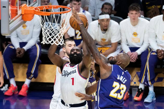 November 25, 2025, Los Angeles, California, USA: Los Angeles Clippers James Harden (1) goes to the basket under pressure from Los Angeles LakersÃ¢â‚¬â ¢ LeBron James (23) during an NBA, Basketball Herren, USA basketball game, in Los Angeles Tuesday, Nov. 25, 2025. Los Angeles USA - ZUMAc68_ 20251125_zaf_c68_009 Copyright: xRingoxChiux
