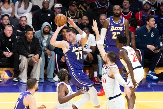 November 25, 2025, Los Angeles, California, USA: Los Angeles LakersÃ¢â‚¬â ¢ Luka DonÄÂiÄ¡ (77) looks to pass while defended by the Los Angeles Clippers during an NBA, Basketball Herren, USA basketball game, in Los Angeles Tuesday, Nov. 25, 2025. Los Angeles USA - ZUMAc68_ 20251125_zaf_c68_011 Copyright: xRingoxChiux