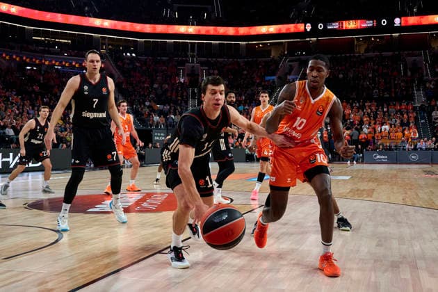 (251126) -- VALENCIA, Nov. 26, 2025 -- Omari Moore (R) of Valencia Basket disputes the ball with Vladimir Lucic (C) of FC Bayern Munich during a Euroleague basketball match between Valencia Basket and FC Bayern Munich in Valencia, Spain, Nov. 25, 2025. (Photo by Xinhua) (SP)SPAIN-VALENCIA-BASKETBALL-EUROLEAGUE-VALENCIA VS MUNICH PabloxMorano 