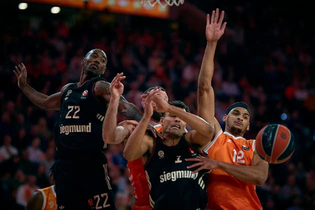 (251126) -- VALENCIA, Nov. 26, 2025 -- Neal Sako (1st R) of Valencia Basket disputes the ball with Oscar Da Silva (2nd R) and Isiaha Mike (1st L) of FC Bayern Munich during a Euroleague basketball match between Valencia Basket and FC Bayern Munich in Valencia, Spain, Nov. 25, 2025. (Photo by Xinhua) (SP)SPAIN-VALENCIA-BASKETBALL-EUROLEAGUE-VALENCIA VS MUNICH PabloxMorano 