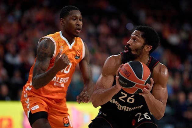 (251126) -- VALENCIA, Nov. 26, 2025 -- Omari Moore (L) of Valencia Basket disputes the ball with Spencer Dinwiddie of FC Bayern Munich during a Euroleague basketball match between Valencia Basket and FC Bayern Munich in Valencia, Spain, Nov. 25, 2025. (Photo by Xinhua) (SP)SPAIN-VALENCIA-BASKETBALL-EUROLEAGUE-VALENCIA VS MUNICH PabloxMorano 