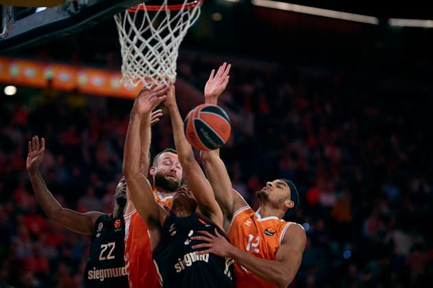 (251126) -- VALENCIA, Nov. 26, 2025 -- Neal Sako (1st R) of Valencia Basket disputes the ball with Oscar Da Silva (2nd R) and Isiaha Mike (1st L) of FC Bayern Munich during a Euroleague basketball match between Valencia Basket and FC Bayern Munich in Valencia, Spain, Nov. 25, 2025. (Photo by Xinhua) (SP)SPAIN-VALENCIA-BASKETBALL-EUROLEAGUE-VALENCIA VS MUNICH PabloxMorano 