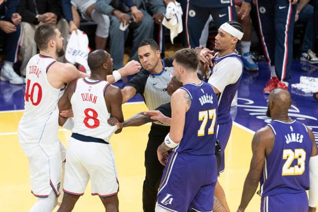 November 25, 2025, Los Angeles, California, USA: A referee breaks up a altercation between Los Angeles Clippers Kris Dunn (8) and Los Angeles LakersÃ¢â‚¬â ¢ Jaxson Hayes (11) during an NBA, Basketball Herren, USA basketball game, in Los Angeles Tuesday, Nov. 25, 2025. Los Angeles USA - ZUMAc68_ 20251125_zaf_c68_027 Copyright: xRingoxChiux
