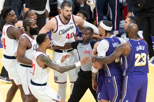 November 25, 2025, Los Angeles, California, USA: A referee breaks up a altercation between the Los Angeles Lakers and the Los Angeles Clippers during an NBA, Basketball Herren, USA basketball game, in Los Angeles Tuesday, Nov. 25, 2025. Los Angeles USA - ZUMAc68_ 20251125_zaf_c68_035 Copyright: xRingoxChiux