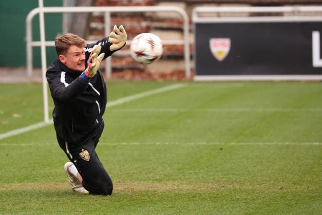 26 11 2025, Germany, Stuttgart, Bundesliga soccer, 2025 2026 season, VfB Stuttgart training, Alexander Nübel