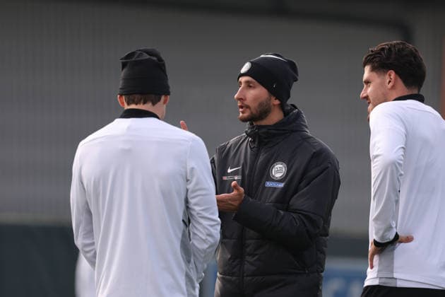 SOCCER - UEFA EL, Panathinaikos vs Sturm GRAZ,AUSTRIA,26.NOV.25 - SOCCER - UEFA Europa League, Panathinaikos Athen vs SK Sturm Graz, training Sturm. Image shows asisstant coach Sargon Duran and Emir Karic (Sturm).  GEPAxpictures xChrisxBauer