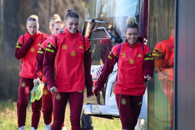 Frankfurt, Germany 26 November 2025 Football Womens National Team Training 26 11 2025 Pictured from left Selina Cerci Germany and Linda Dallmann Germany on arrival at the DFB Campus DFB regulations prohibit any use of photographs as image sequences and or quasi video DFB Campus Hessen Copyright: xFotostandx xFantinix