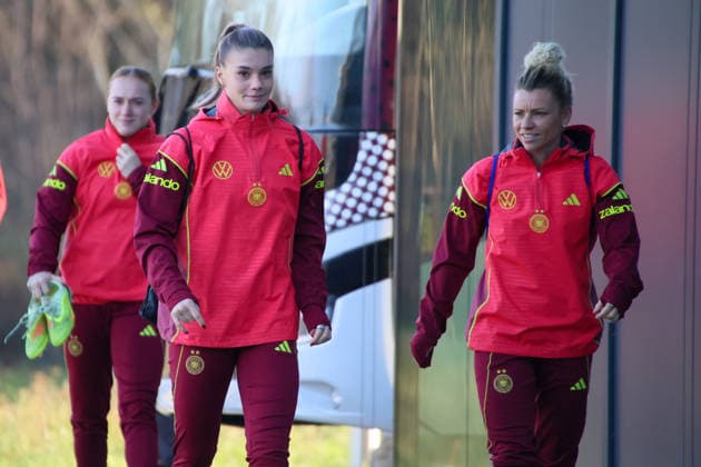 Frankfurt, Germany 26 November 2025 Football Womens National Team Training 26 11 2025 Pictured from left Selina Cerci Germany and Linda Dallmann Germany on arrival at the DFB Campus DFB regulations prohibit any use of photographs as image sequences and or quasi video DFB Campus Hessen Copyright: xFotostandx xFantinix