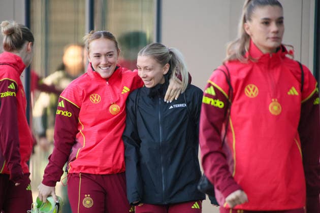 Frankfurt, Germany 26 November 2025 Football Womens National Team Training 26 11 2025 Pictured from left Lisanne Gräwe Graewe Germany and Elisa Senß Senss Germany arriving at the DFB Campus DFB regulations prohibit any use of photographs as image sequences and or quasi video DFB Campus Hessen Copyright: xFotostandx xFantinix