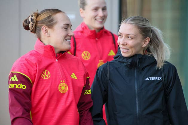 Frankfurt, Germany 26 November 2025 Football Womens National Team Training 26 11 2025 In the picture from left Listen Gräwe Graewe Germany and Elisa Senß Senss Germany on arrival at the DFB Campus DFB regulations prohibit any use of photographs as image sequences and or quasi video DFB Campus Hessen Copyright: xFotostandx xFantinix