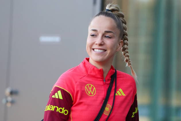 Frankfurt, Germany 26 November 2025 Football Women National Team Training 26 11 2025 In the picture Giulia Gwinn Germany laughing on arrival at the DFB Campus DFB regulations prohibit any use of photographs as image sequences and or quasi video DFB Campus Hessen Copyright: xFotostandx xFantinix