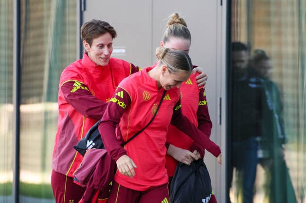 Frankfurt, Germany 26 November 2025 Soccer womens national team training 26 11 2025 In the picture from left goalkeeper Ann Katrin Berger Germany , Klara Bühl Buehl Germany and Alara Germany on arrival at the DFB Campus DFB regulations prohibit any use of photographs as image sequences and or quasi video DFB Campus Hessen Copyright: xFotostandx xFantinix