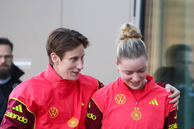 Frankfurt, Germany 26 November 2025 Football Womens National Team Training 26 11 2025 In the picture from left goalkeeper Ann Katrin Berger Germany and Alara Germany on arrival at the DFB Campus DFB regulations prohibit any use of photographs as image sequences and or quasi video DFB Campus Hessen Copyright: xFotostandx xFantinix