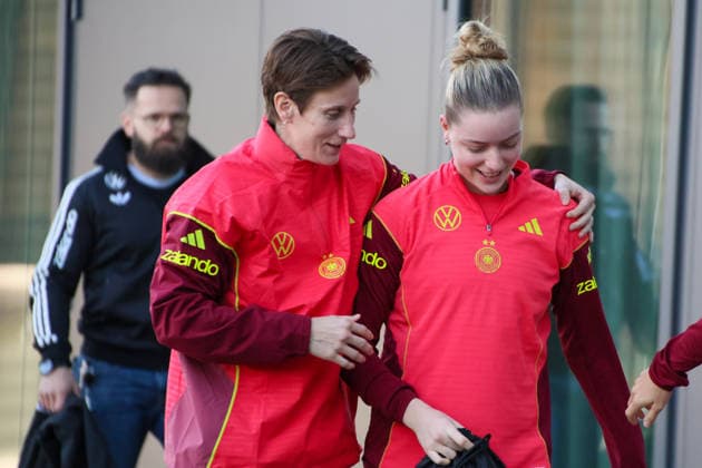 Frankfurt, Germany 26 November 2025 Football Womens National Team Training 26 11 2025 In the picture from left goalkeeper Ann Katrin Berger Germany and Alara Germany on arrival at the DFB Campus DFB regulations prohibit any use of photographs as image sequences and or quasi video DFB Campus Hessen Copyright: xFotostandx xFantinix