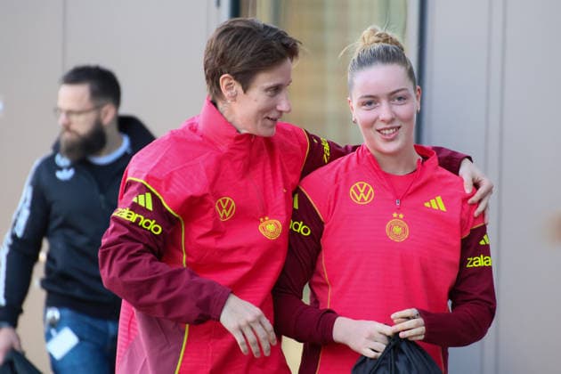Frankfurt, Germany 26 November 2025 Football Womens National Team Training 26 11 2025 In the picture from left goalkeeper Ann Katrin Berger Germany and Alara Germany on arrival at the DFB Campus DFB regulations prohibit any use of photographs as image sequences and or quasi video DFB Campus Hessen Copyright: xFotostandx xFantinix