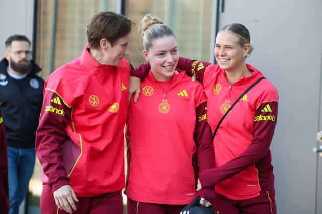 Frankfurt, Germany 26 November 2025 Soccer womens national team training 26 11 2025 In the picture from left goalkeeper Ann Katrin Berger Germany , Alara Germany and Klara Bühl Buehl Germany on arrival at the DFB Campus DFB regulations prohibit any use of photographs as image sequences and or quasi video DFB Campus Hessen Copyright: xFotostandx xFantinix