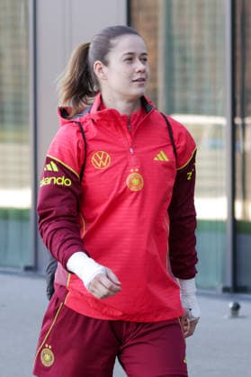 26 11 2025, xgrfx, Football DFB Media Dates, DFB German Womens National Team Training v l Stina Johannes German Womens National Team DFL DFB REGULATIONS PROHIBIT ANY USE OF PHOTOGRAPHS as IMAGE SEQUENCES and or QUASI VIDEO Frankfurt am Main