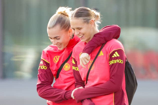26 11 2025, xgrfx, Football DFB Media Dates, DFB German Womens National Team Training v l Laura Freigang, Klara Bühl German Womens National Team DFL DFB REGULATIONS PROHIBIT ANY USE OF PHOTOGRAPHS as IMAGE SEQUENCES and or QUASI VIDEO Frankfurt am Main