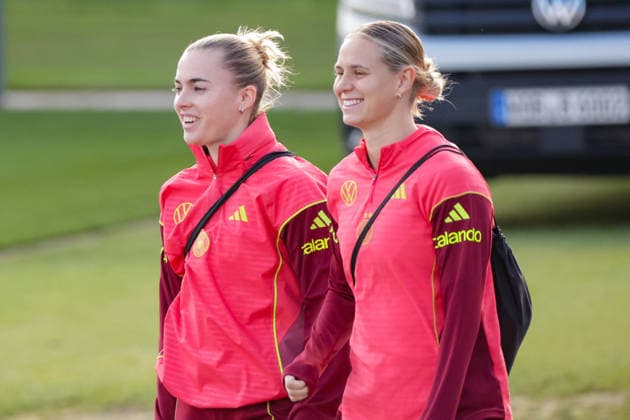 26 11 2025, xgrfx, Football DFB Media Dates, DFB German Womens National Team Training v l Laura Freigang, Klara Bühl German Womens National Team DFL DFB REGULATIONS PROHIBIT ANY USE OF PHOTOGRAPHS as IMAGE SEQUENCES and or QUASI VIDEO Frankfurt am Main
