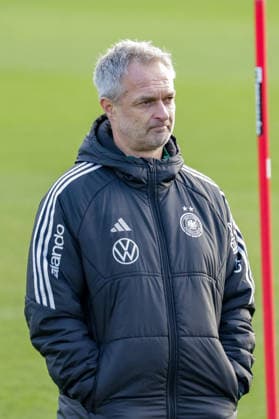 26 11 2025, xgrfx, Football DFB Media Dates, DFB German Womens National Team Training v l Christian Wück German Womens National Team DFL DFB REGULATIONS PROHIBIT ANY USE OF PHOTOGRAPHS as IMAGE SEQUENCES and or QUASI VIDEO Frankfurt am Main