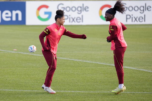 26 11 2025, xgrfx, Football DFB Media Dates, DFB German Womens National Team Training v l Shekeira Martinez, Nicole Anyomi German Womens National Team DFL DFB REGULATIONS PROHIBIT ANY USE OF PHOTOGRAPHS as IMAGE SEQUENCES and or QUASI VIDEO Frankfurt am Main