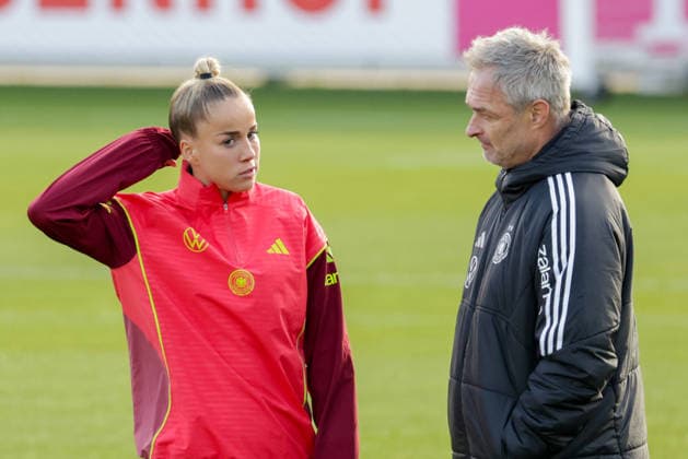 26 11 2025, xgrfx, Football DFB Media Dates, DFB German Womens National Team Training v l Giulia Gwinn, Christian Wück German Womens National Team DFL DFB REGULATIONS PROHIBIT ANY USE OF PHOTOGRAPHS as IMAGE SEQUENCES and or QUASI VIDEO Frankfurt am Main
